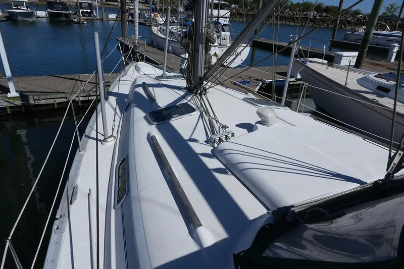 Slide: The Image of Beneteau 381 1999 - 12