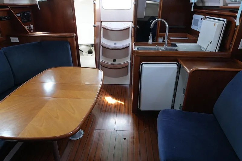 Slide: The Image of Beneteau 381 1999 - 16