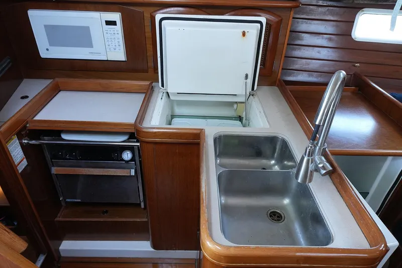 Slide: The Image of Beneteau 381 1999 - 17