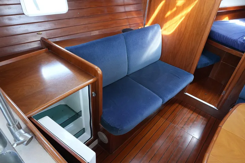 Slide: The Image of Beneteau 381 1999 - 18