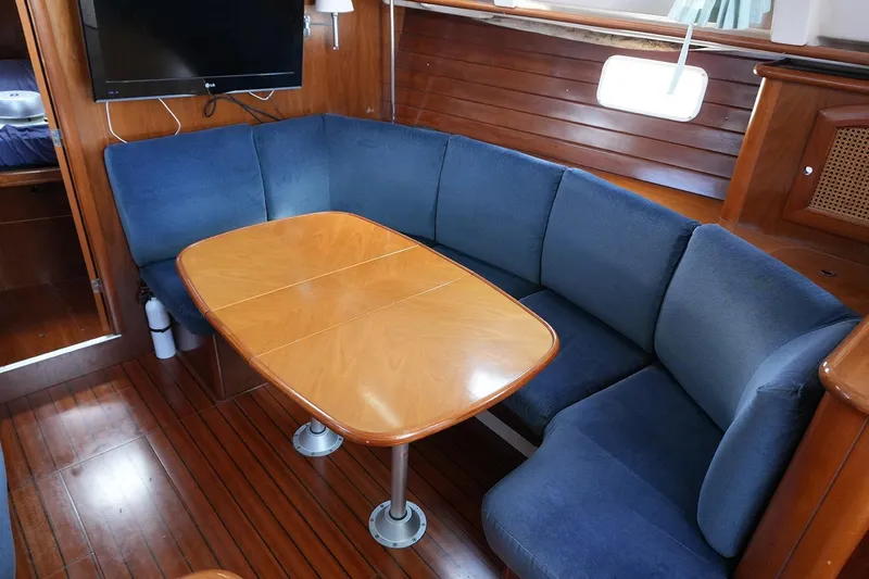 Slide: The Image of Beneteau 381 1999 - 19