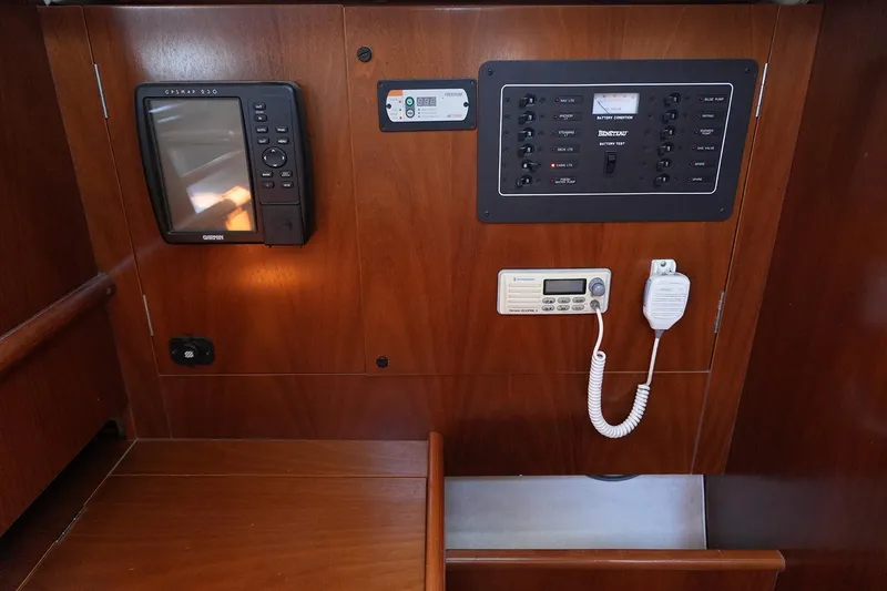 Slide: The Image of Beneteau 381 1999 - 21