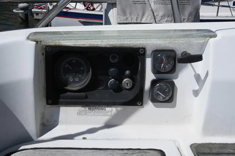 Slide: The Image of Beneteau 381 1999 - 32