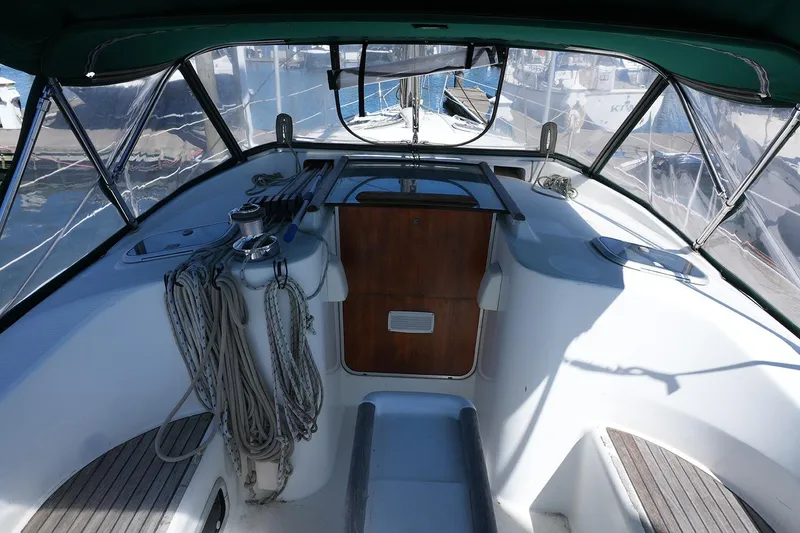 Slide: The Image of Beneteau 381 1999 - 6