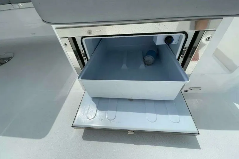 Slide: The Image of Model 74 Sport Yacht Category Flybridge 2020 - 22