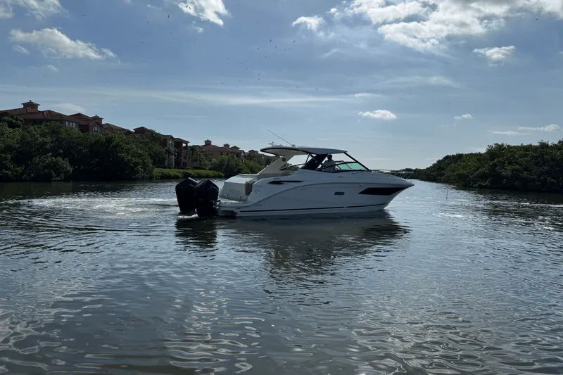 Slide: The Image of Sea Ray Sundancer 320 Outboard 2025 - 10