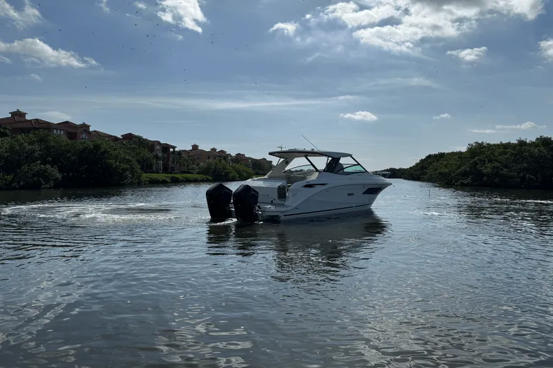 Slide: The Image of Sea Ray Sundancer 320 Outboard 2025 - 11
