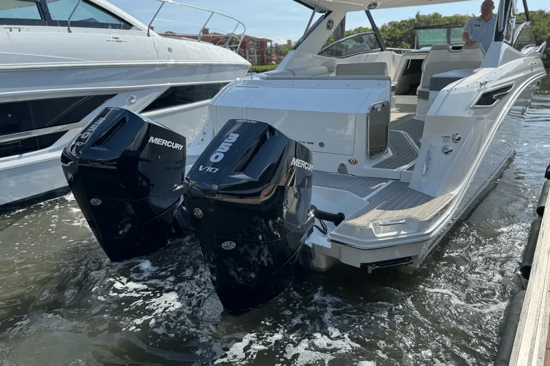Slide: The Image of Sea Ray Sundancer 320 Outboard 2025 - 12