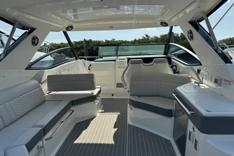 Slide: The Image of Sea Ray Sundancer 320 Outboard 2025 - 14