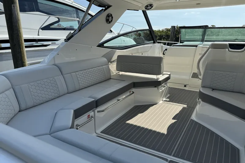 Slide: The Image of Sea Ray Sundancer 320 Outboard 2025 - 15