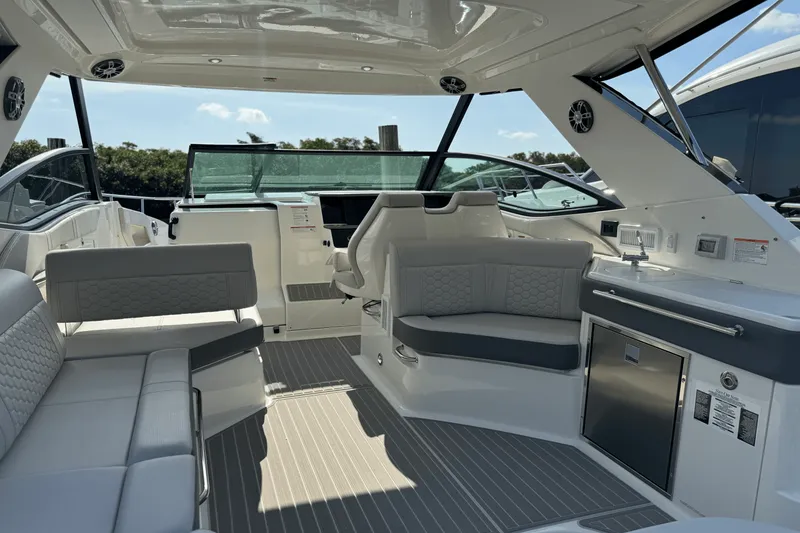 Slide: The Image of Sea Ray Sundancer 320 Outboard 2025 - 16