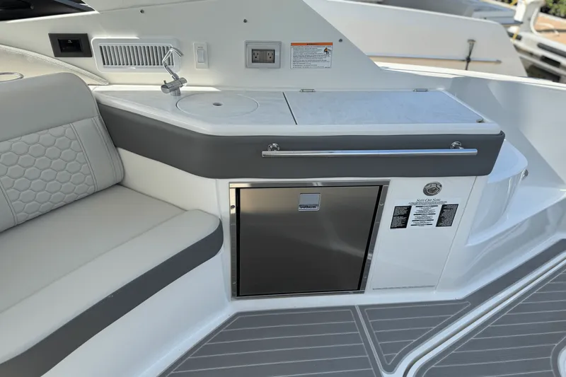 Slide: The Image of Sea Ray Sundancer 320 Outboard 2025 - 17