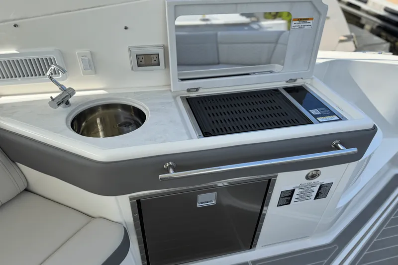 Slide: The Image of Sea Ray Sundancer 320 Outboard 2025 - 18