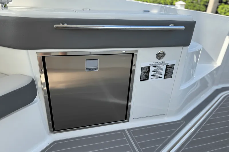 Slide: The Image of Sea Ray Sundancer 320 Outboard 2025 - 19