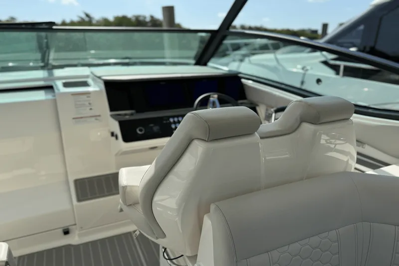 Slide: The Image of Sea Ray Sundancer 320 Outboard 2025 - 22