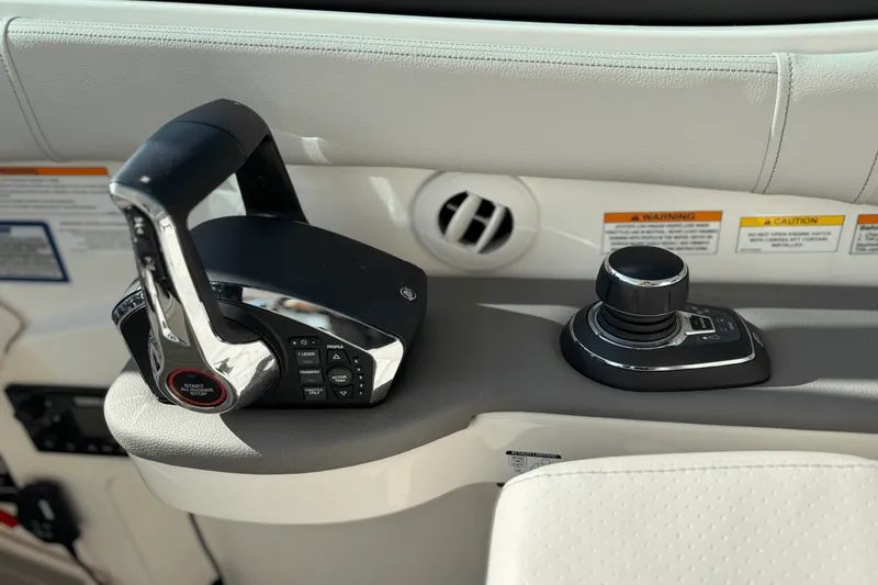 Slide: The Image of Sea Ray Sundancer 320 Outboard 2025 - 24