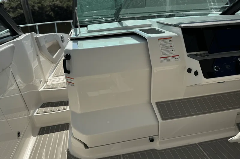 Slide: The Image of Sea Ray Sundancer 320 Outboard 2025 - 28