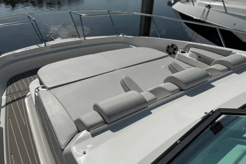 Slide: The Image of Sea Ray Sundancer 320 Outboard 2025 - 29
