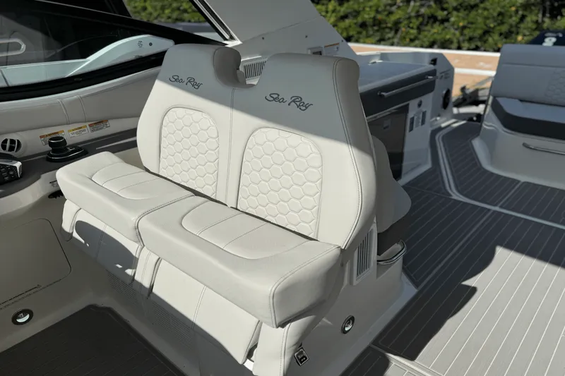 Slide: The Image of Sea Ray Sundancer 320 Outboard 2025 - 32