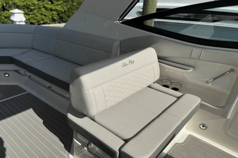 Slide: The Image of Sea Ray Sundancer 320 Outboard 2025 - 33