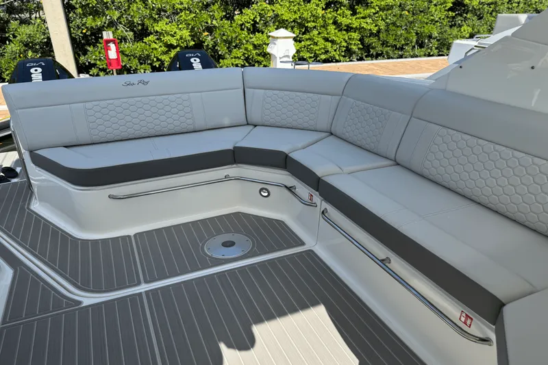 Slide: The Image of Sea Ray Sundancer 320 Outboard 2025 - 34