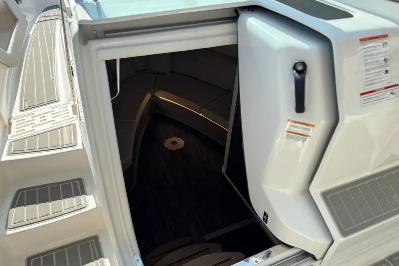 Slide: The Image of Sea Ray Sundancer 320 Outboard 2025 - 35