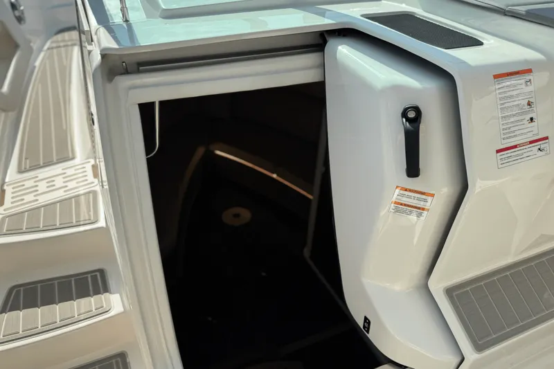 Slide: The Image of Sea Ray Sundancer 320 Outboard 2025 - 36