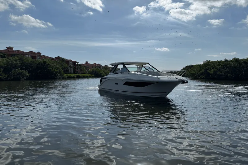 Slide: The Image of Sea Ray Sundancer 320 Outboard 2025 - 5