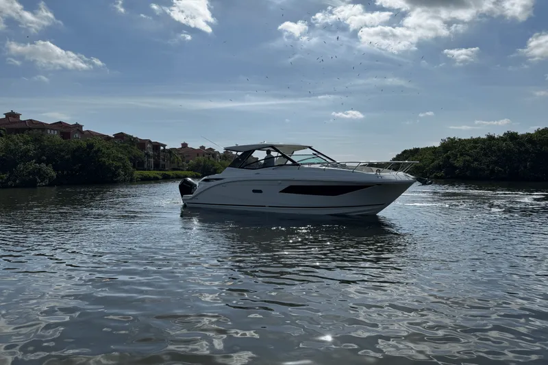Slide: The Image of Sea Ray Sundancer 320 Outboard 2025 - 7