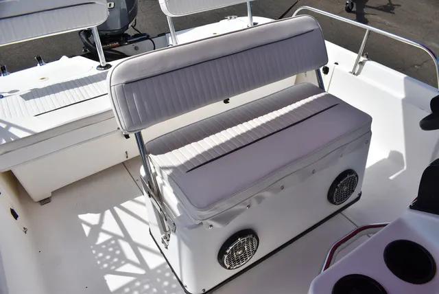 Slide: The Image of Boston Whaler 18 Dauntless 1999 - 25