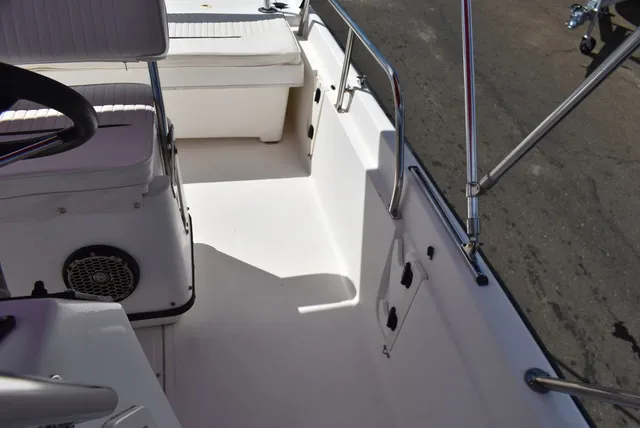 Slide: The Image of Boston Whaler 18 Dauntless 1999 - 46