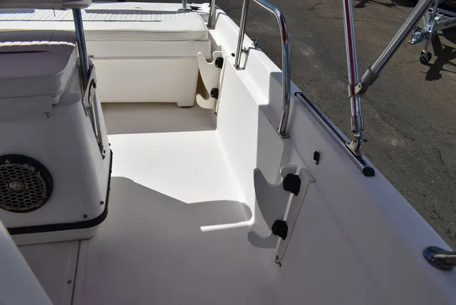 Slide: The Image of Boston Whaler 18 Dauntless 1999 - 47