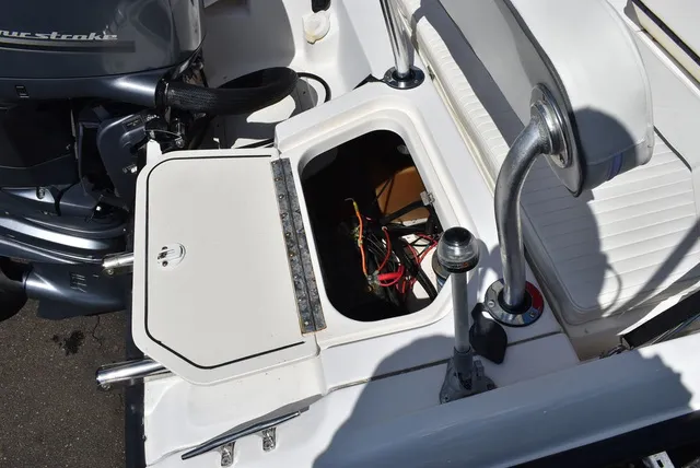 Slide: The Image of Boston Whaler 18 Dauntless 1999 - 17