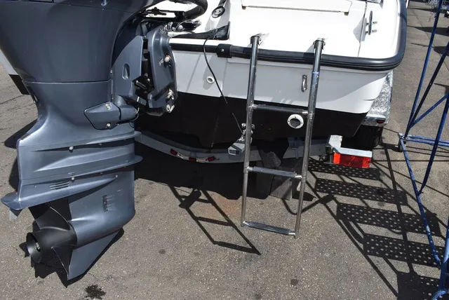 Slide: The Image of Boston Whaler 18 Dauntless 1999 - 19