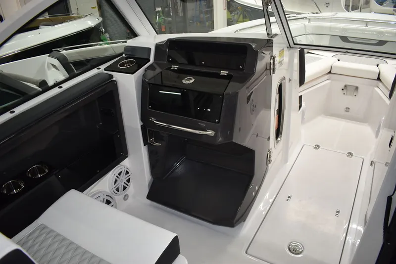 Slide: The Image of Blackfin 252DC 2025 - 40