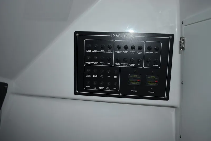 Slide: The Image of Blackfin 252DC 2025 - 64