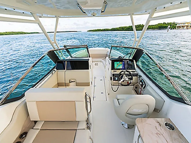 Slide: The Image of Boston Whaler 240 Vantage 2026 - 18