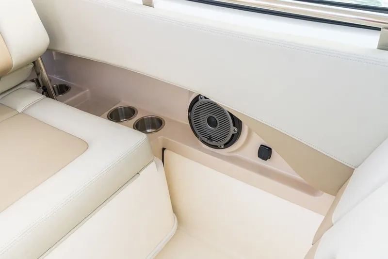 Slide: The Image of Boston Whaler 240 Vantage 2026 - 2