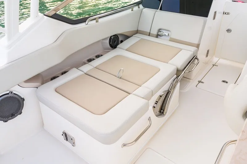 Slide: The Image of Boston Whaler 240 Vantage 2026 - 4