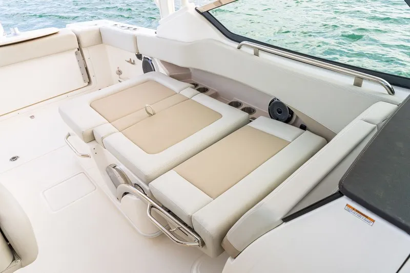 Slide: The Image of Boston Whaler 240 Vantage 2026 - 5