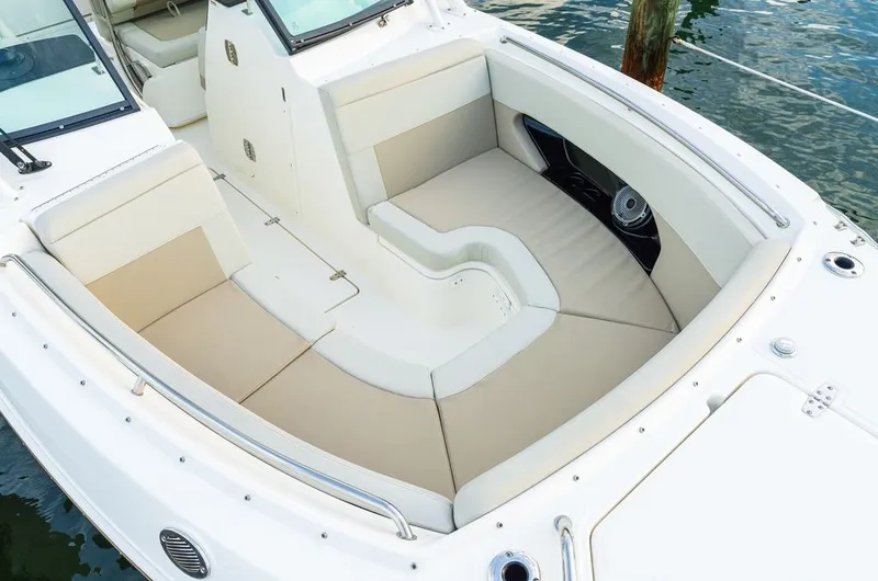 Slide: The Image of Boston Whaler 240 Vantage 2026 - 6
