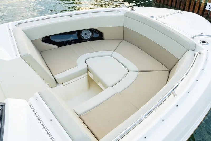 Slide: The Image of Boston Whaler 240 Vantage 2026 - 7