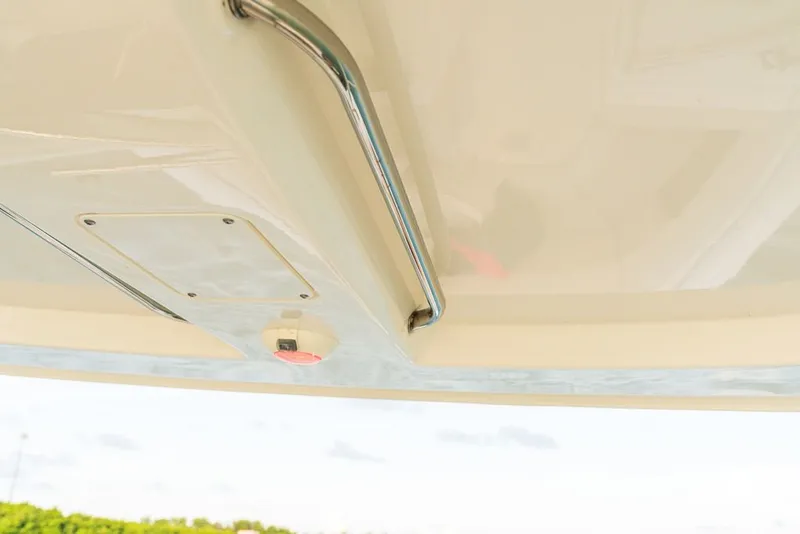 Slide: The Image of Boston Whaler 240 Vantage 2026 - 8