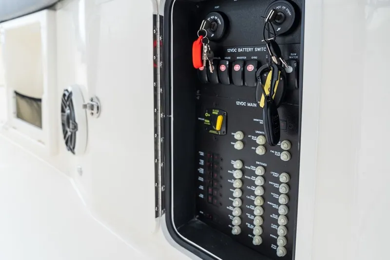Slide: The Image of Boston Whaler 360 Outrage 2026 - 4