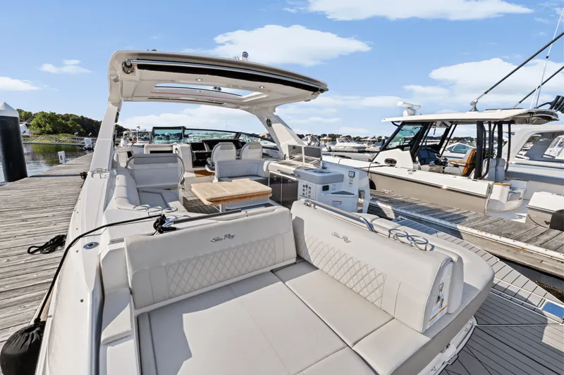 Slide: The Image of Sea Ray SLX 400 Outboard 2025 - 11