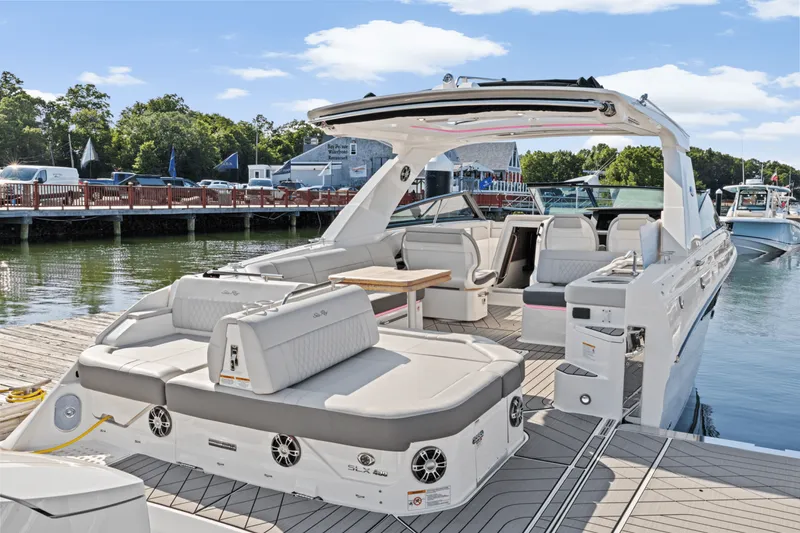 Slide: The Image of Sea Ray SLX 400 Outboard 2025 - 12
