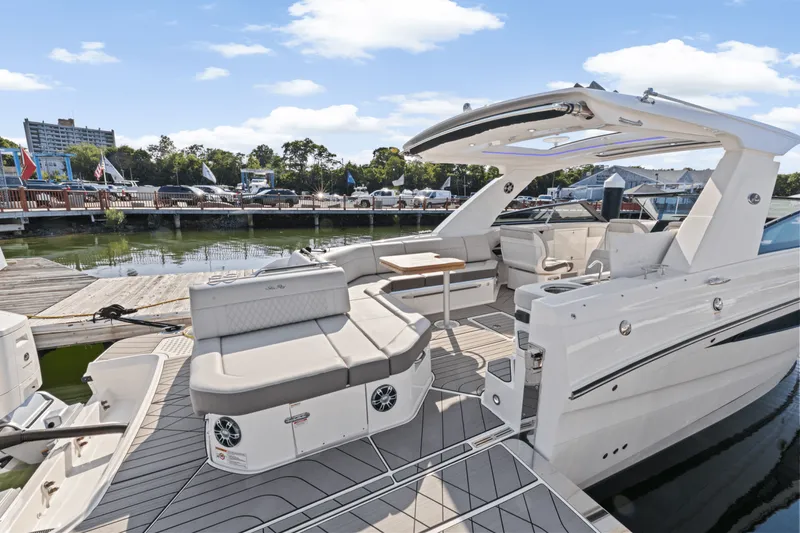 Slide: The Image of Sea Ray SLX 400 Outboard 2025 - 13