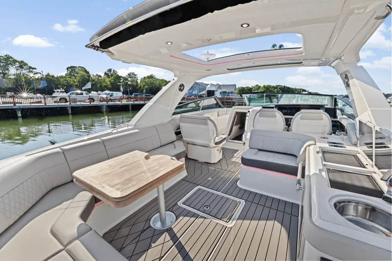 Slide: The Image of Sea Ray SLX 400 Outboard 2025 - 14