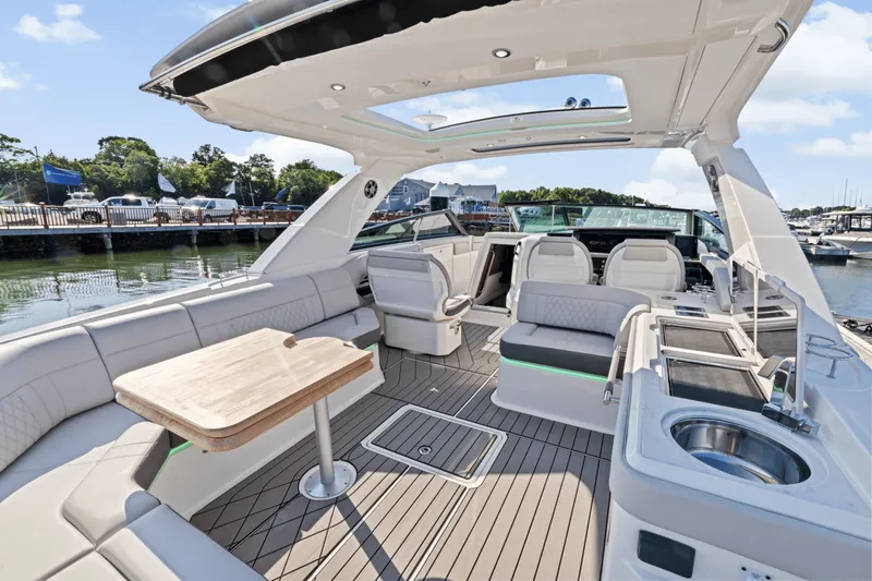 Slide: The Image of Sea Ray SLX 400 Outboard 2025 - 15