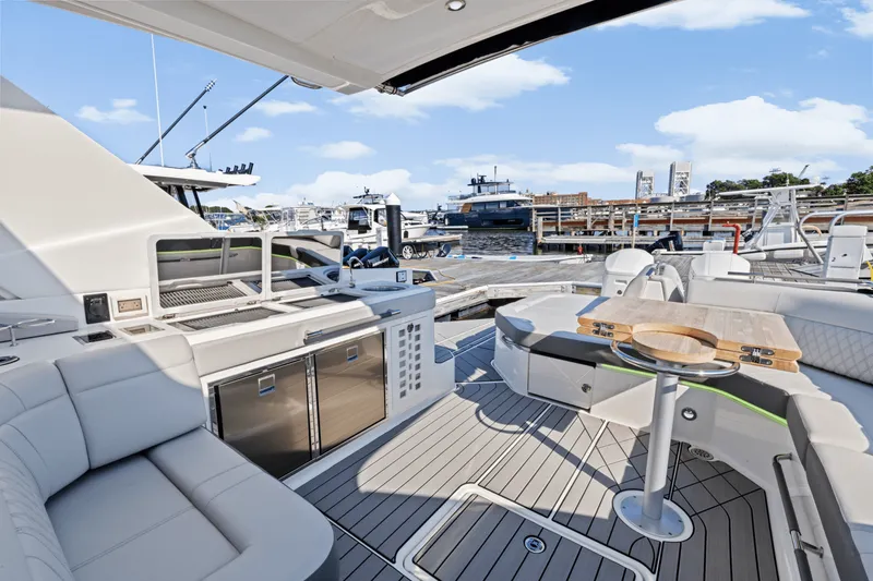 Slide: The Image of Sea Ray SLX 400 Outboard 2025 - 16